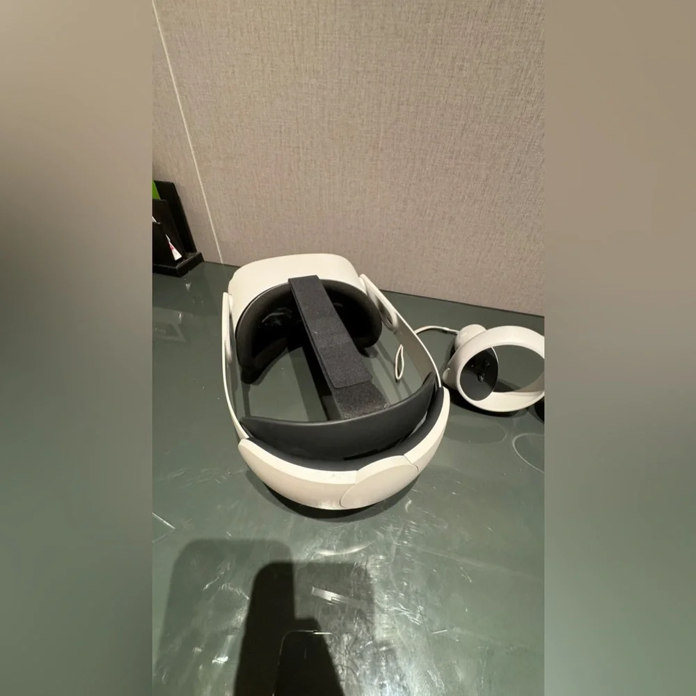 Oculus Quest 2 - Includes Elite Strap and Hard Case